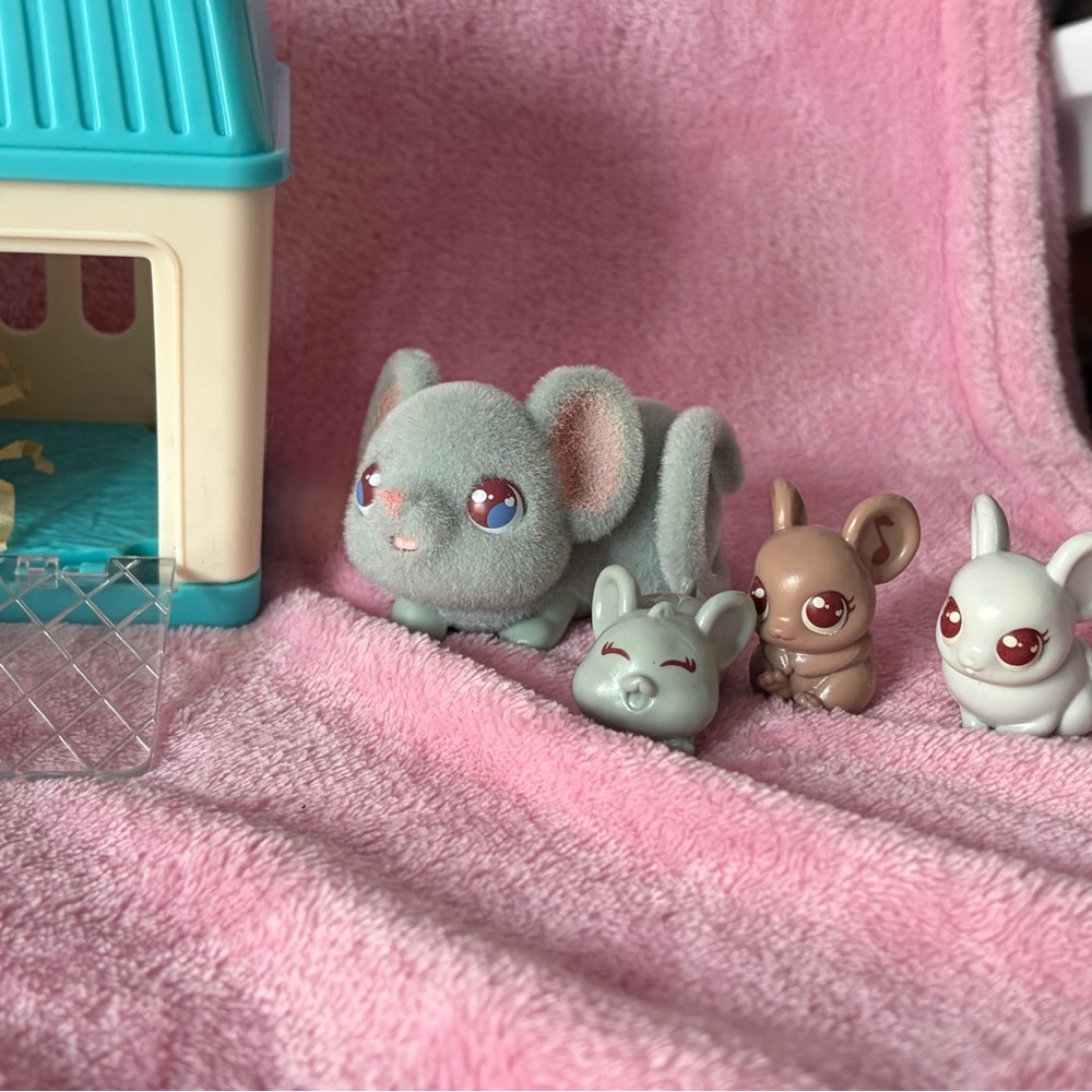 Little live pets mama surprise mouse + 3 babies - Picture 2 of 3